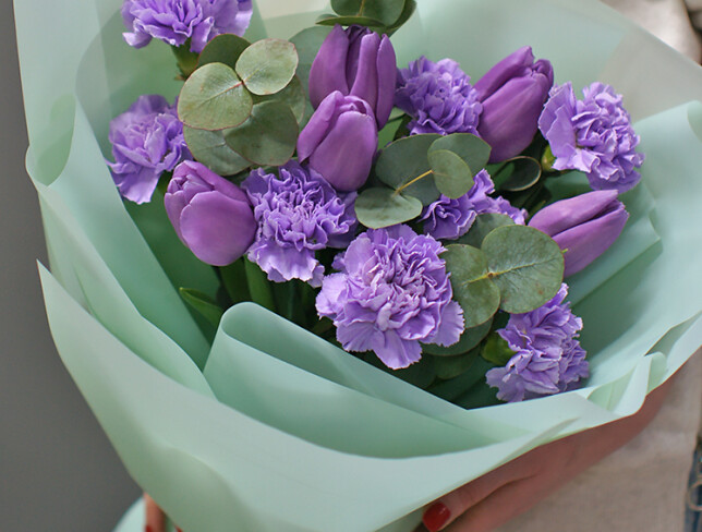 Bouquet with purple tulips and carnations — photo 3